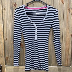 🦋No boundaries long sleeve 🦋6/$20🦋